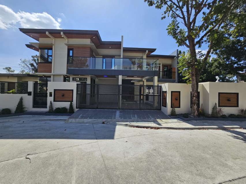Clark Manor 2-Storey Home With Guest House & Pool