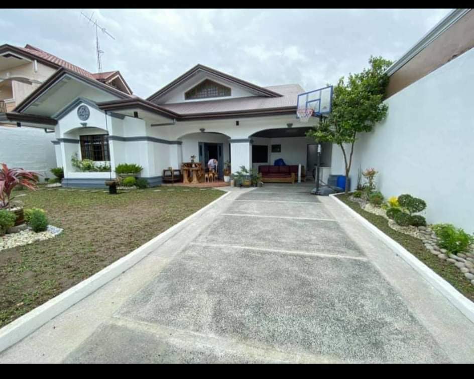 Spacious 6-Bedroom Bungalow With Lush Garden In Diamond