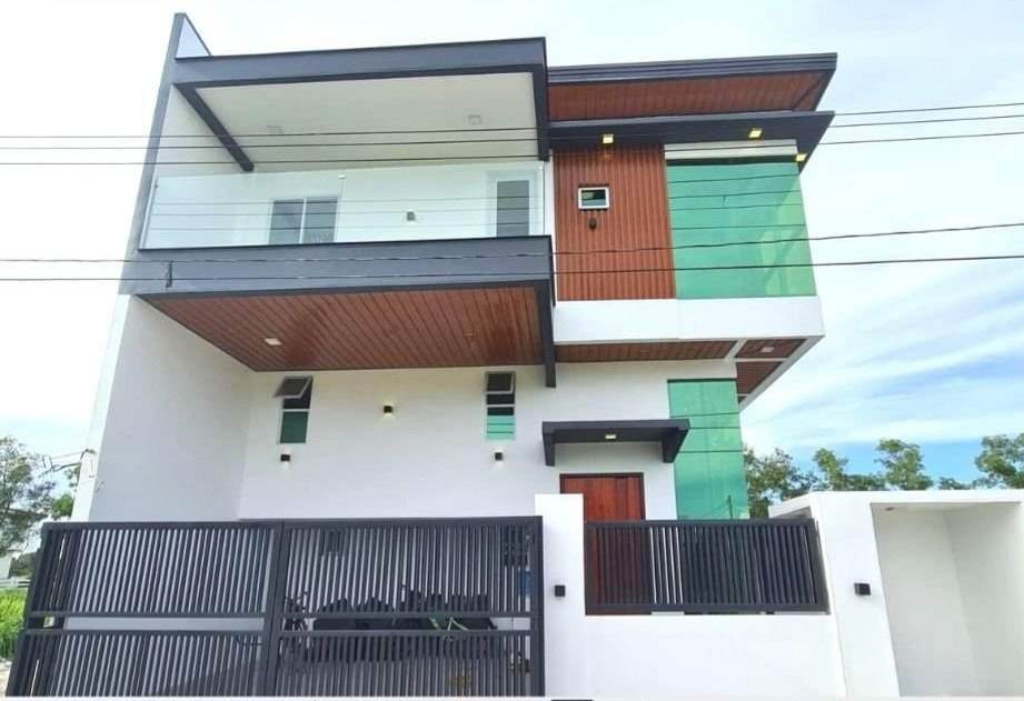 Modern 2-Storey House With Mezzanine In MetroGate Subdivision