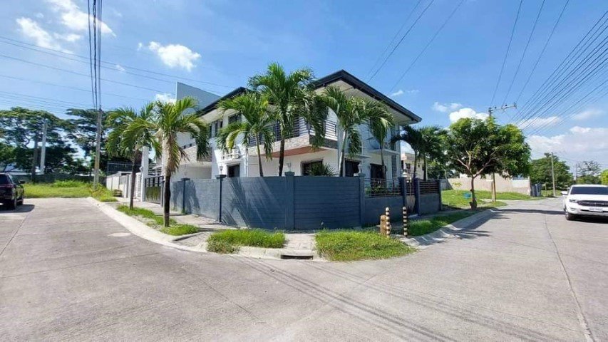 Spacious 5 Bedroom House With Lap Pool For Rent Near Clark