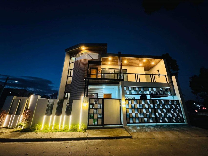 Modern 4BR House & Lot Near Clark Pampanga & Dau NLEX
