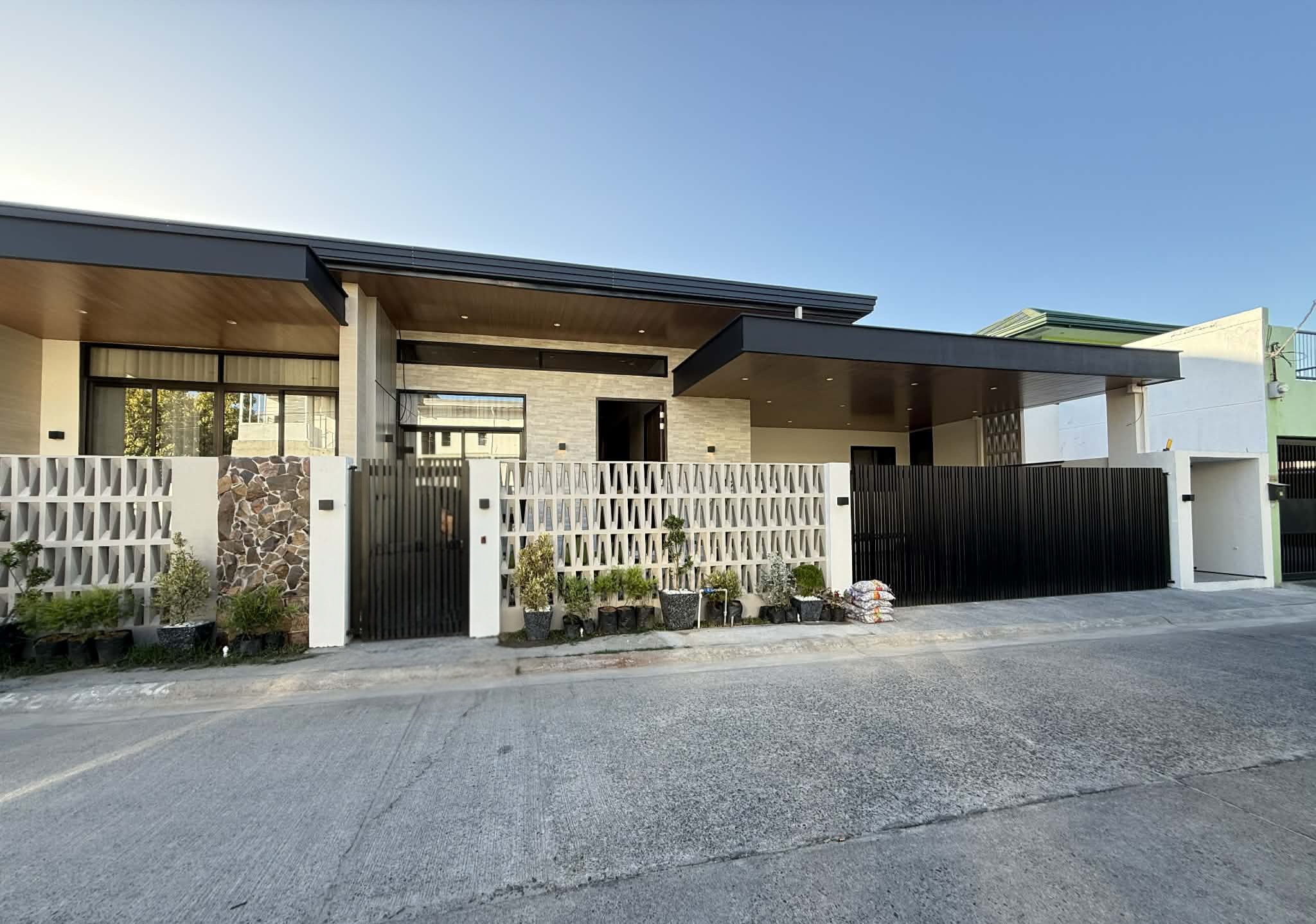 Bungalow With Pool For Sale In Angeles City Near Marquee Mall | ₱22.5M