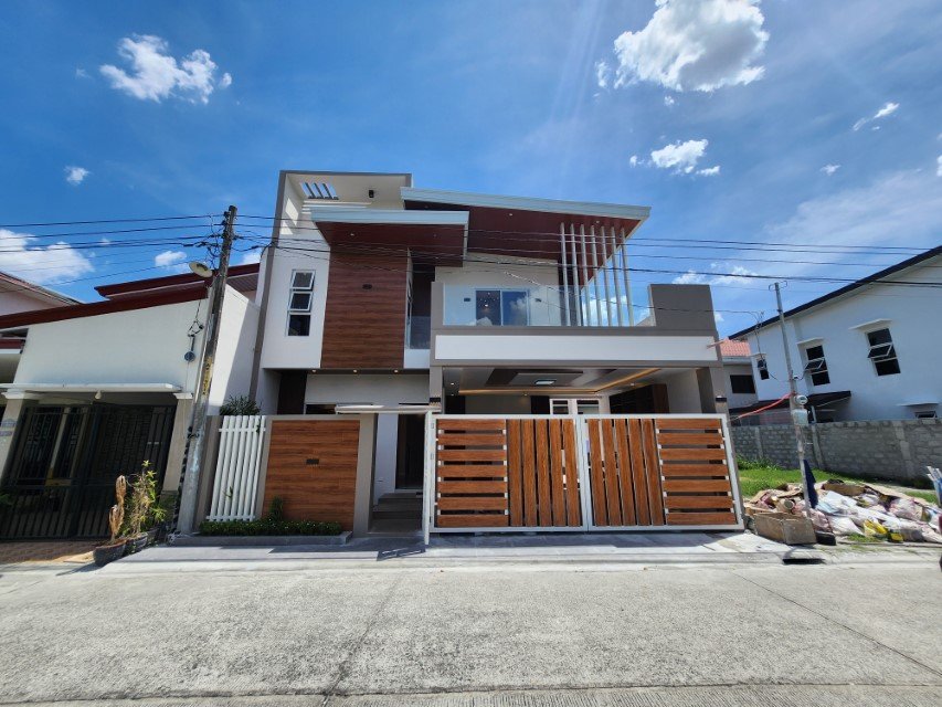 Modern 4-Bedroom Home With Pool In Angeles City